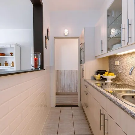 Huswell - Beautiful And Spacious With Side Seaview